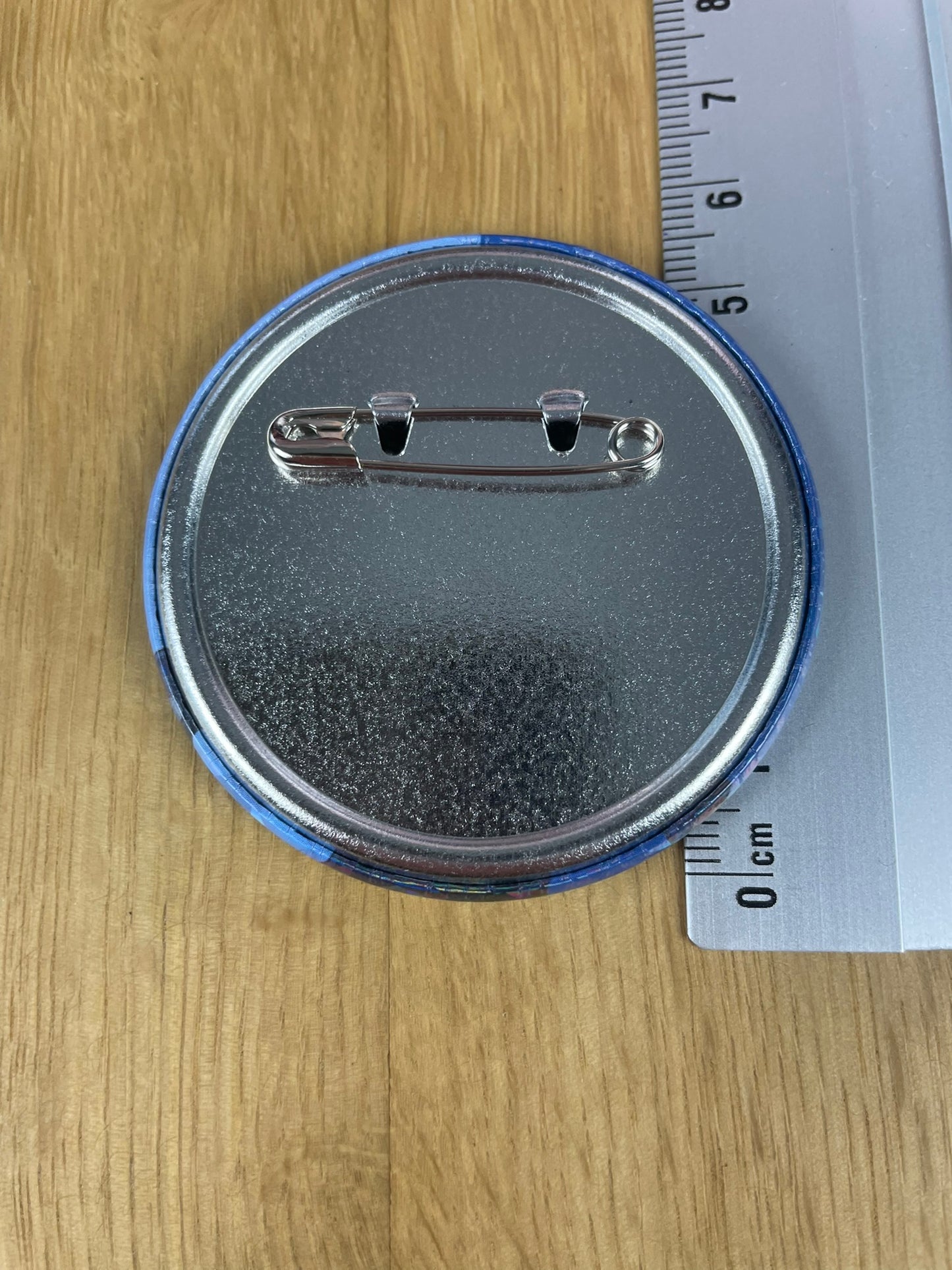 Badge Leorio Paladinight Dos au combat B 5,5 cm | Hunter × Hunter | Bandai Spirits