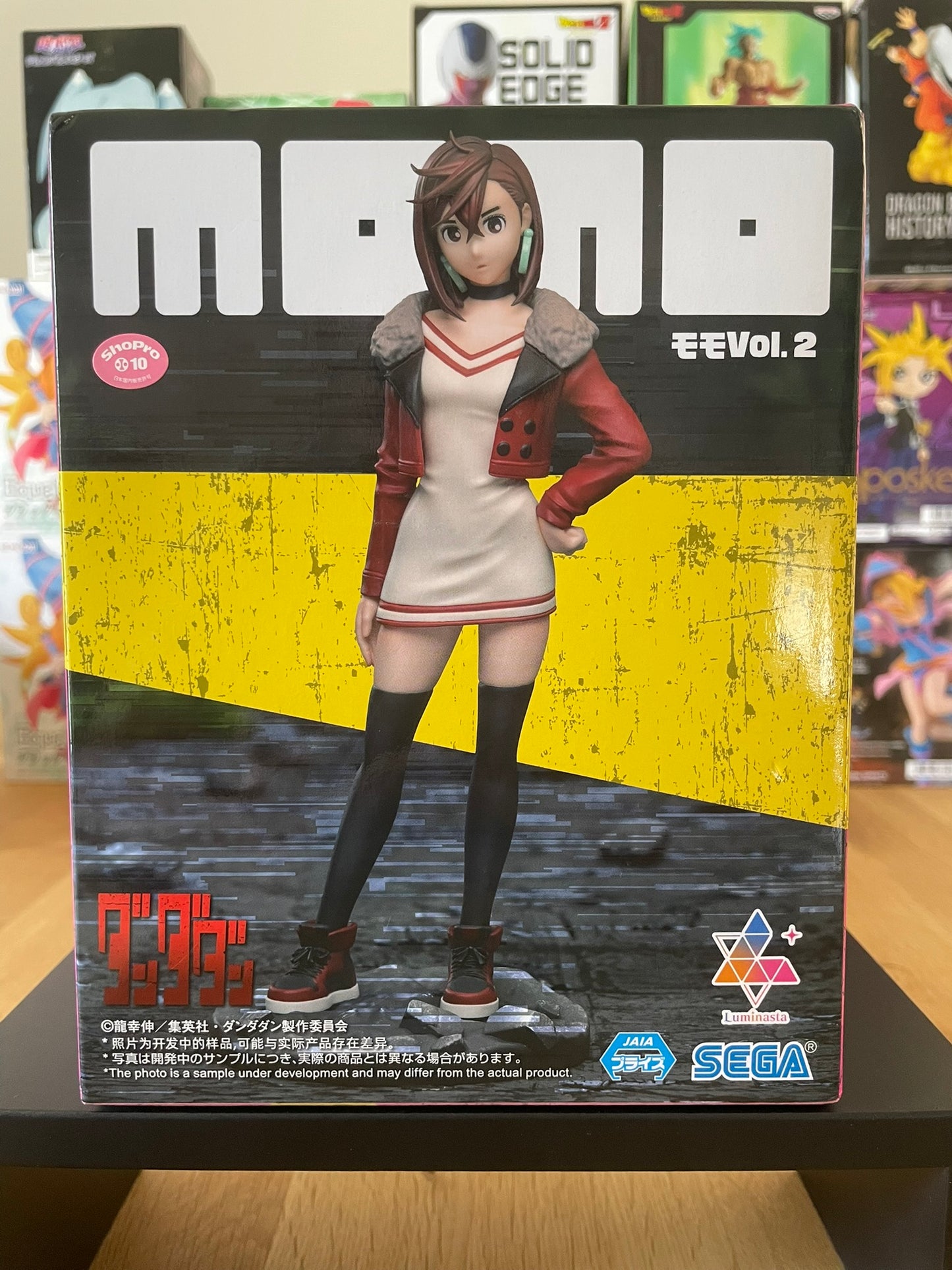 Figurine Ayase Momo de Dandadan Luminasta – dans sa boîte.