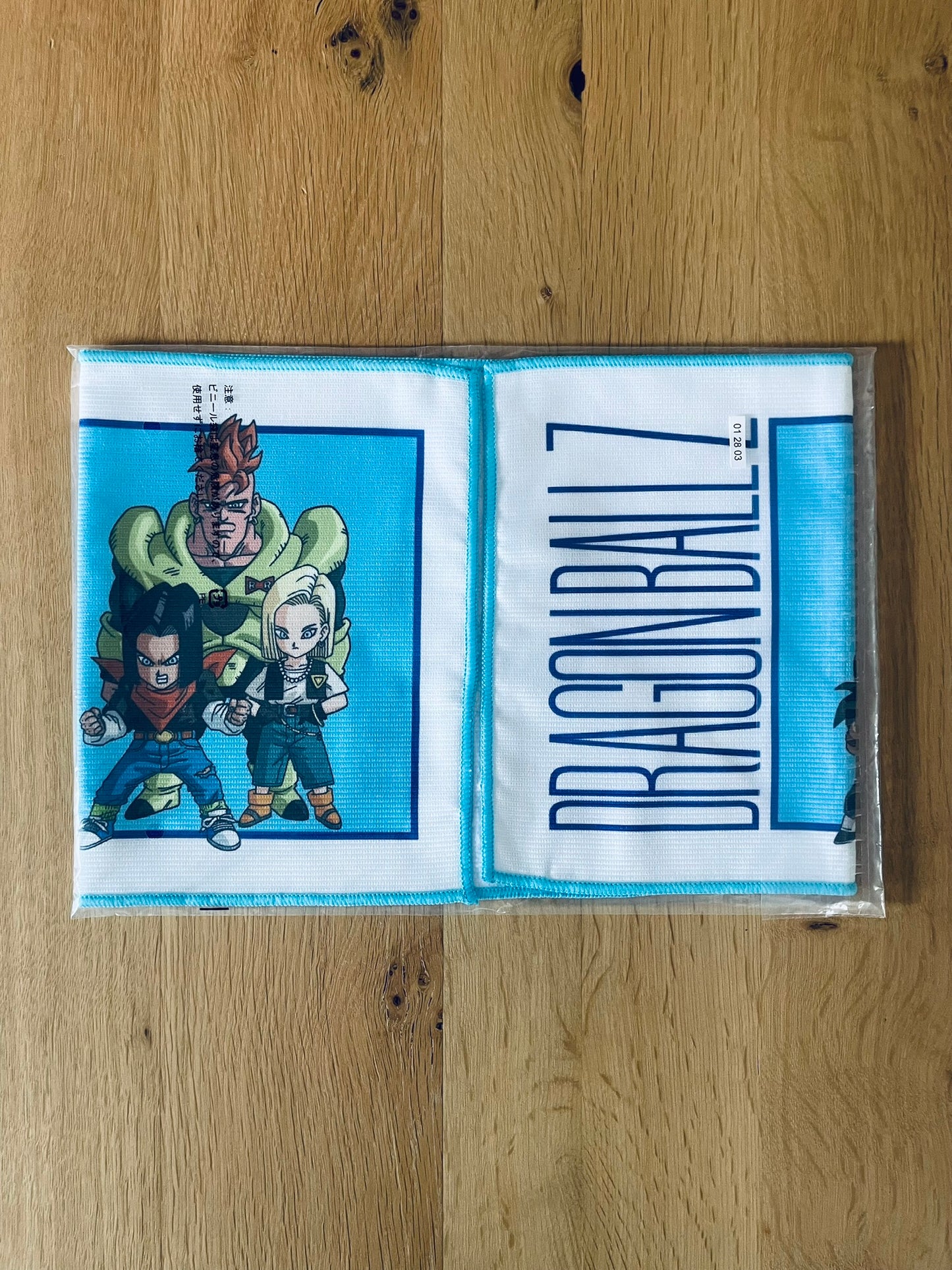 Serviette Dragon Ball avec Goku, Vegeta, Trunks, Cell, C-18 – sous sachet Ichiban Kuji Dragon Ball VS Omnibus Ultra (Lot G).