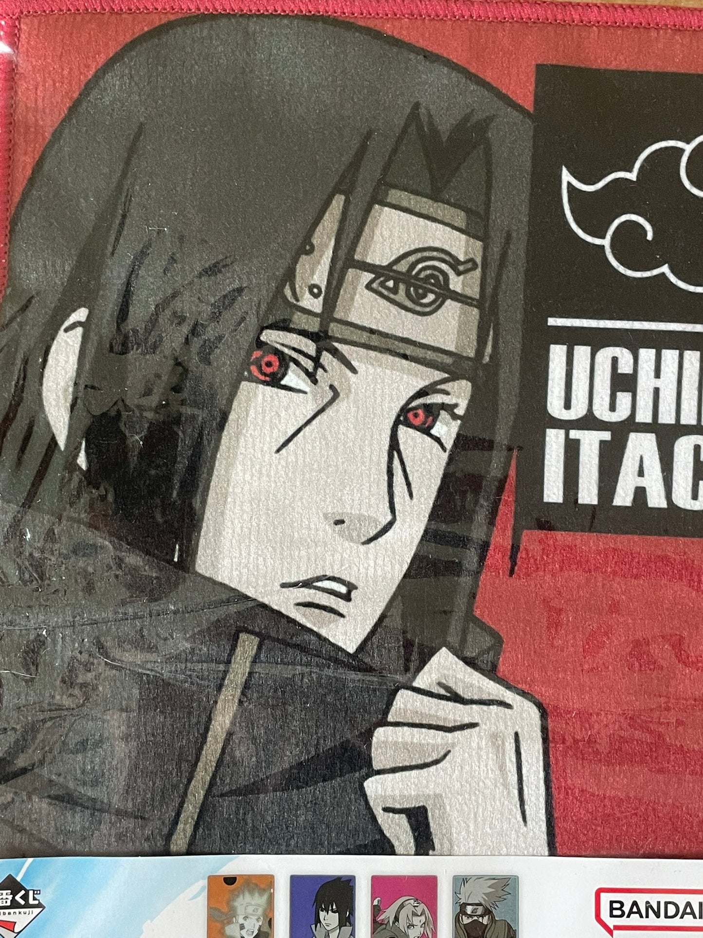 Serviette Naruto Shippuden avec Itachi Uchiha – sous sachet Ichiban Kuji Naruto: Tsumugareruhi no Ishi.