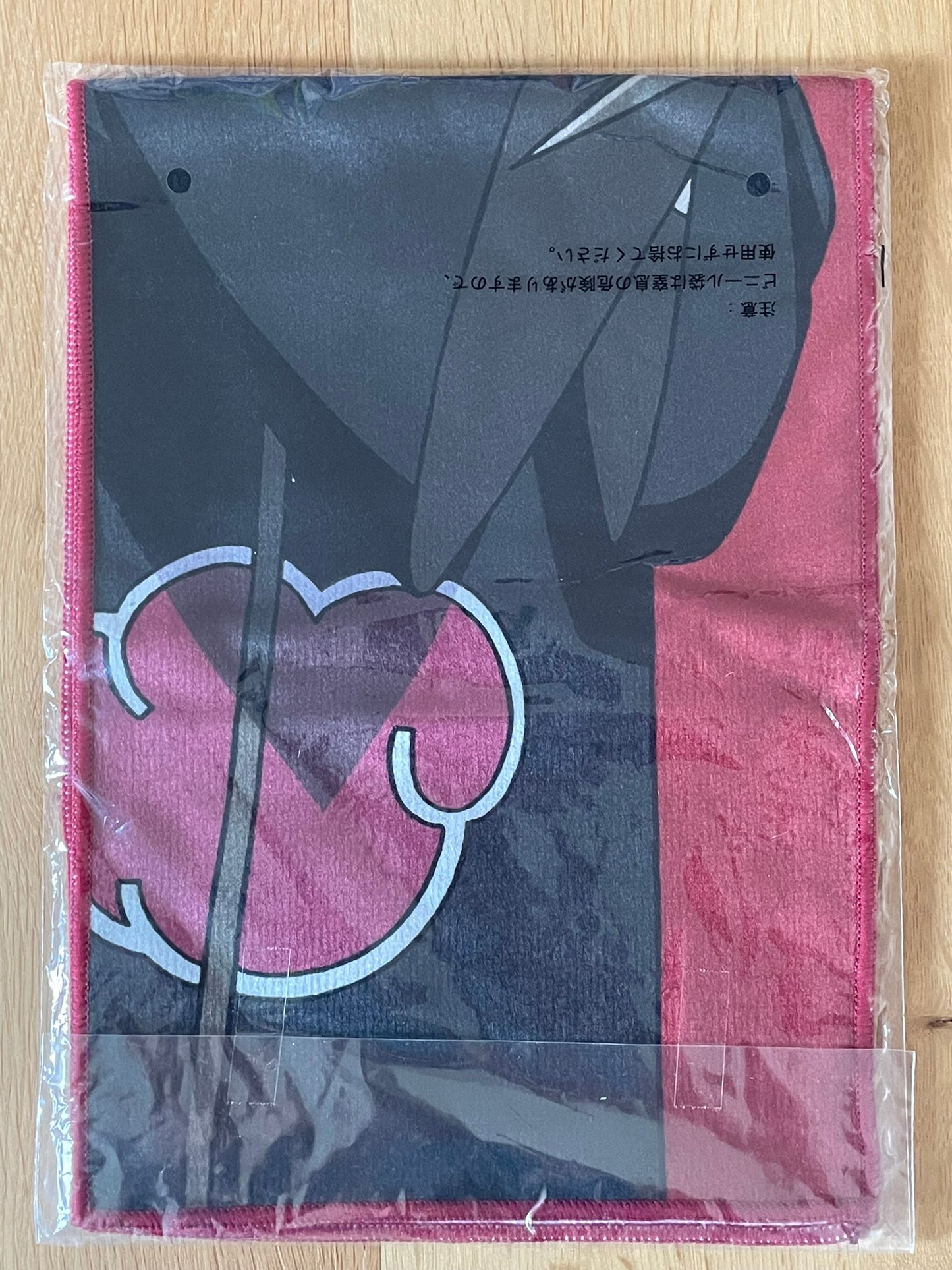 Serviette Naruto Shippuden avec Itachi Uchiha – sous sachet Ichiban Kuji Naruto: Tsumugareruhi no Ishi.