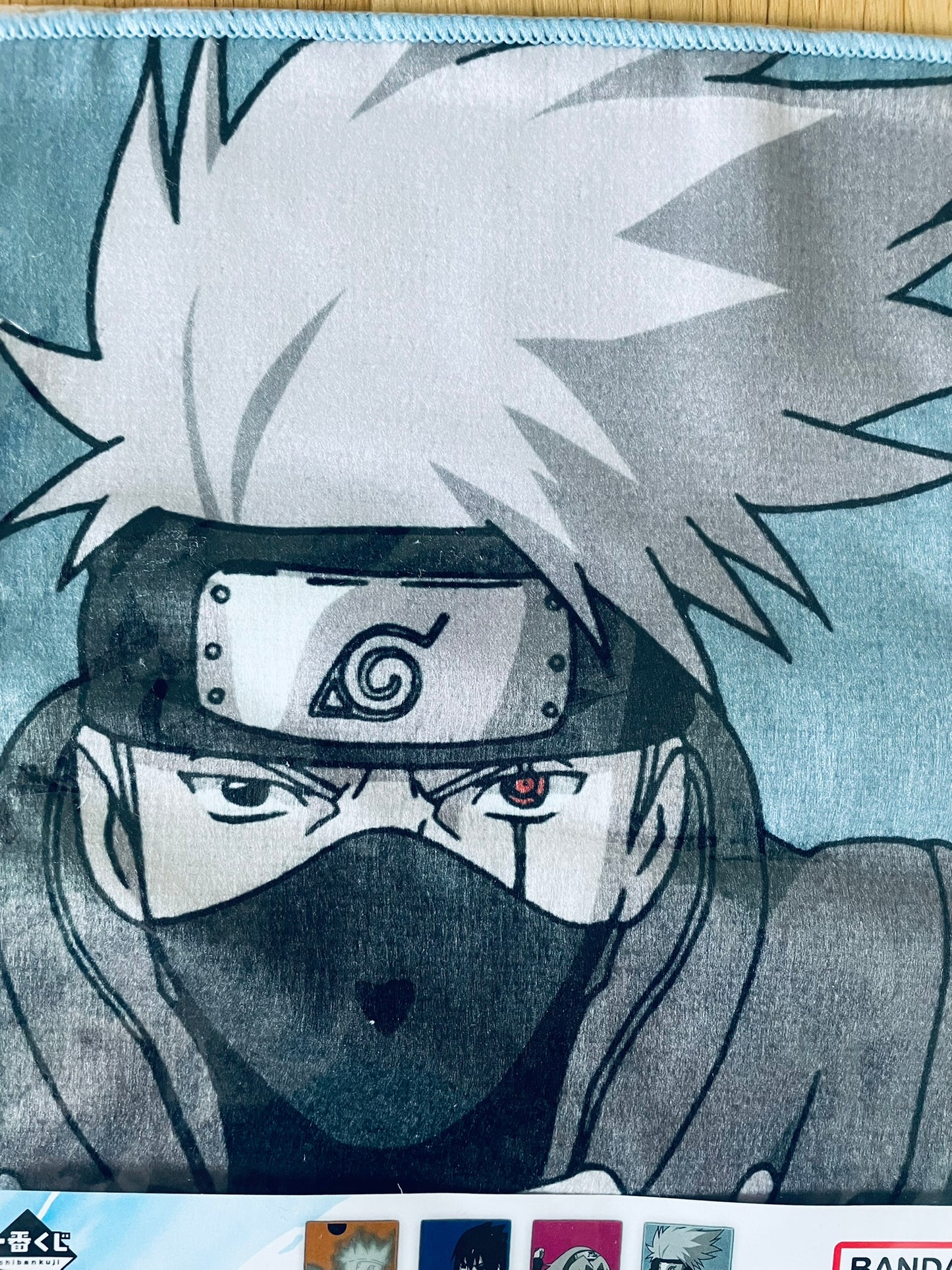 Serviette Naruto Shippuden avec Kakashi Hatake – sous sachet Ichiban Kuji Naruto: Tsumugareruhi no Ishi.