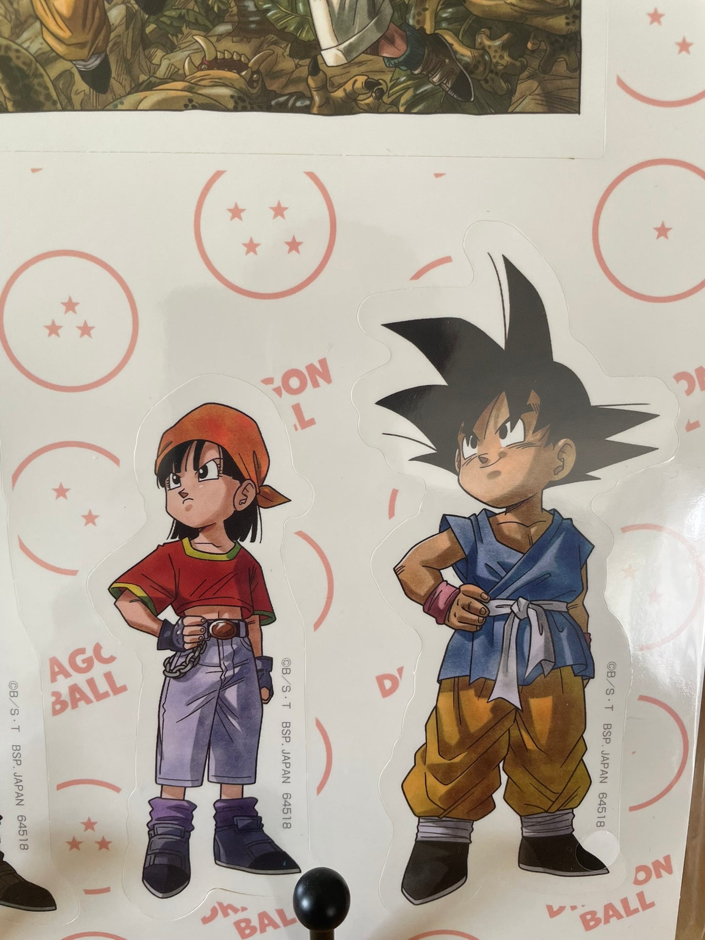Sticker Dragon Ball avec sheet Goku, Pan, Trunks, Giru – sous sachet Ichiban Kuji Snap Collection (Lot H).