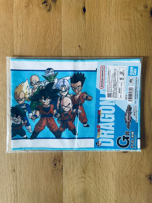 Serviette Dragon Ball avec Goku, Vegeta, Trunks, Cell, C-18 – sous sachet Ichiban Kuji Dragon Ball VS Omnibus Ultra (Lot G).