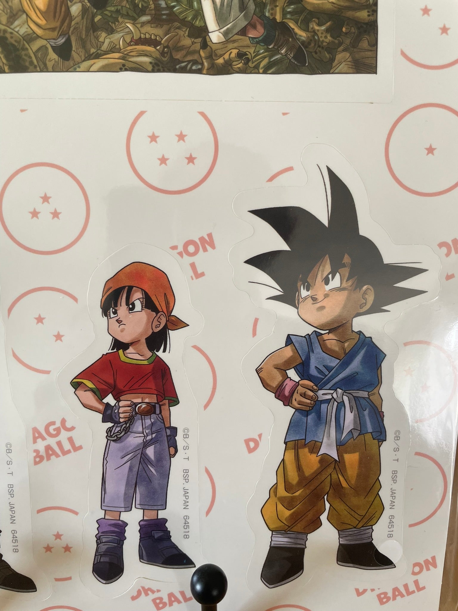 Sticker Dragon Ball avec sheet Goku, Pan, Trunks, Giru – sous sachet Ichiban Kuji Snap Collection (Lot H).